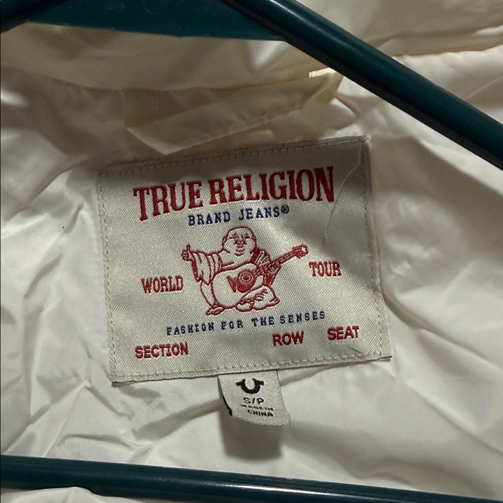 True Religion Cream cropped Jacket with Logo
Fuzzy hood.